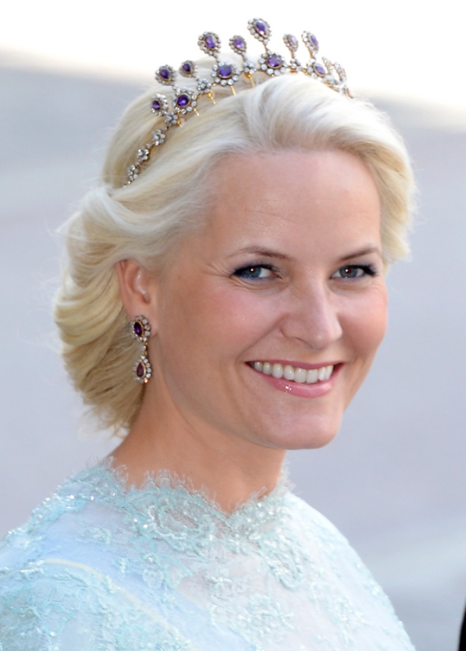 الأميرة ميت ماريت ترتدي أقراط The Convertible Diamond Earrings