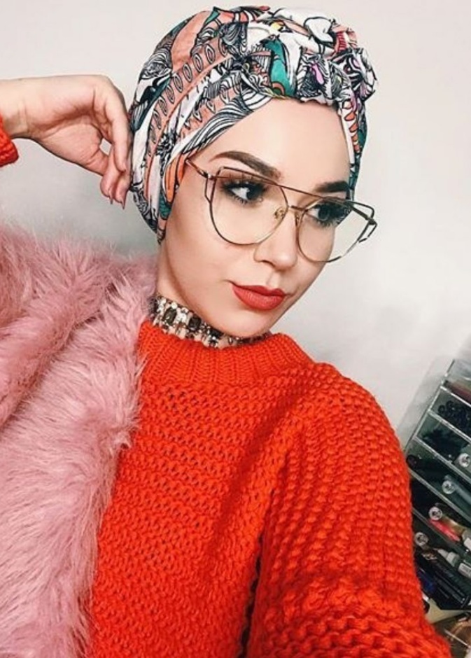 أقراط دائرية مع التوربان بأسلوب مدونة الموضة آسيا عاكف
