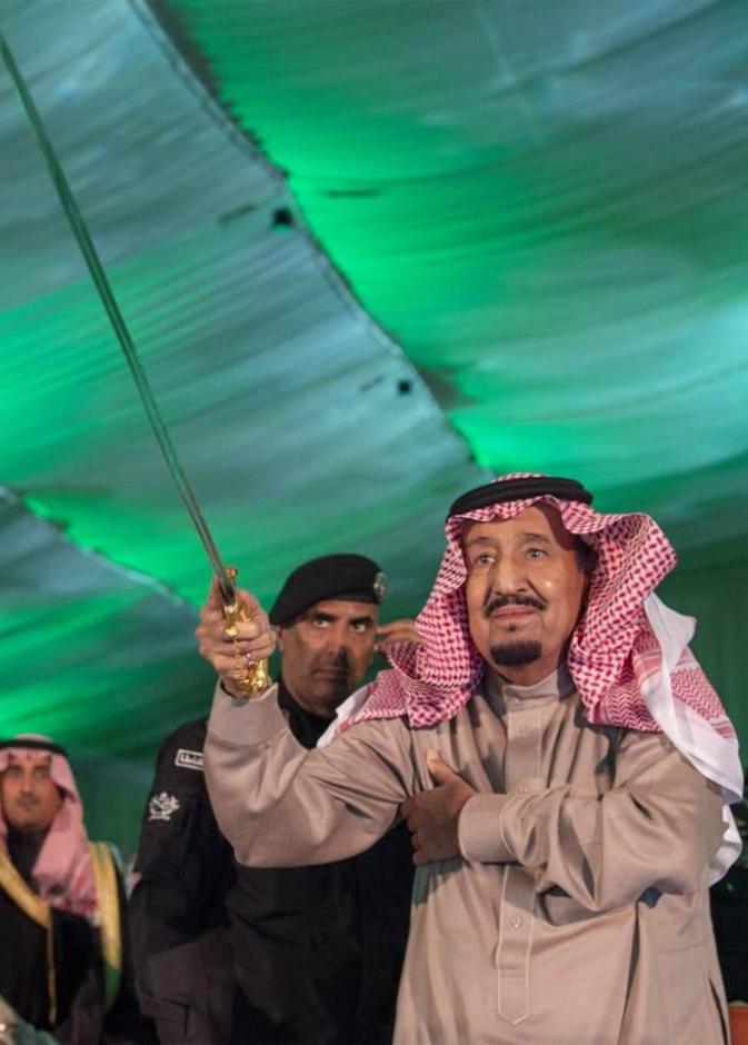 الملك سلمان يشارك بالعرضة السعودية خلال حفل استقباله في تبوك أمس