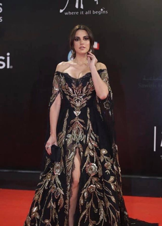 درة زروق على السجادة الحمراء لمهرجان القاهرة السينمائي خلال افتتاح دورته الأربعين أمس