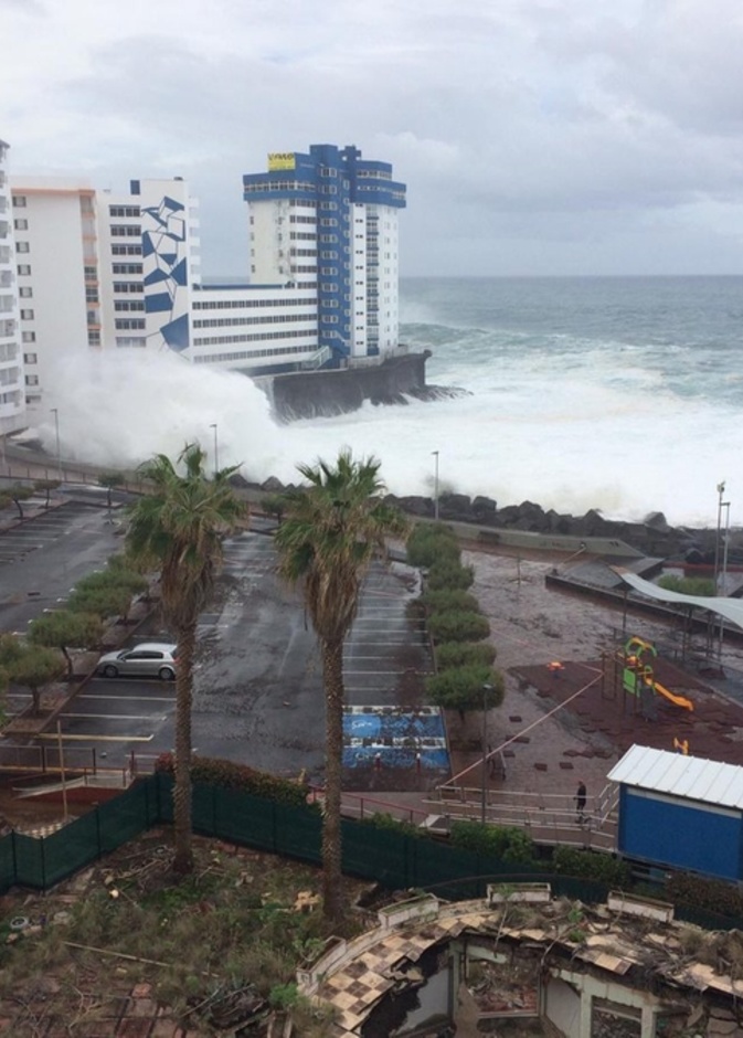  الأمواج ارتفعت إلى نحو 3 طوابق