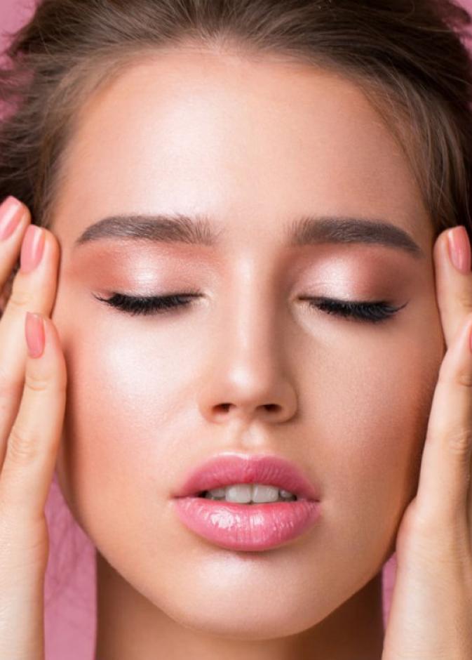 طرق الحصول على شكل حواجب مثالية بالمكياج
