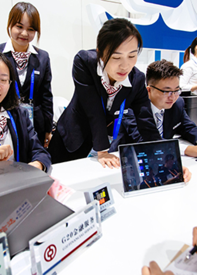 بنك تجاري يمنع موظفاته من الحمل إلا بإذن مسبق