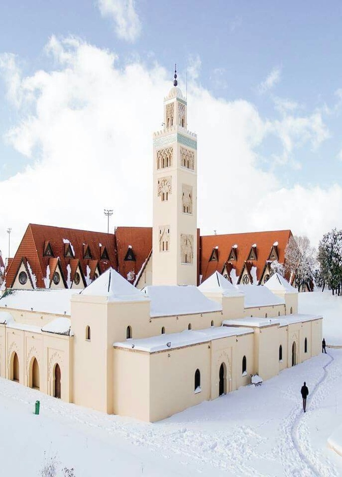  احدى الاقامات السياحية في افران و هي مكسوة بالثلوج