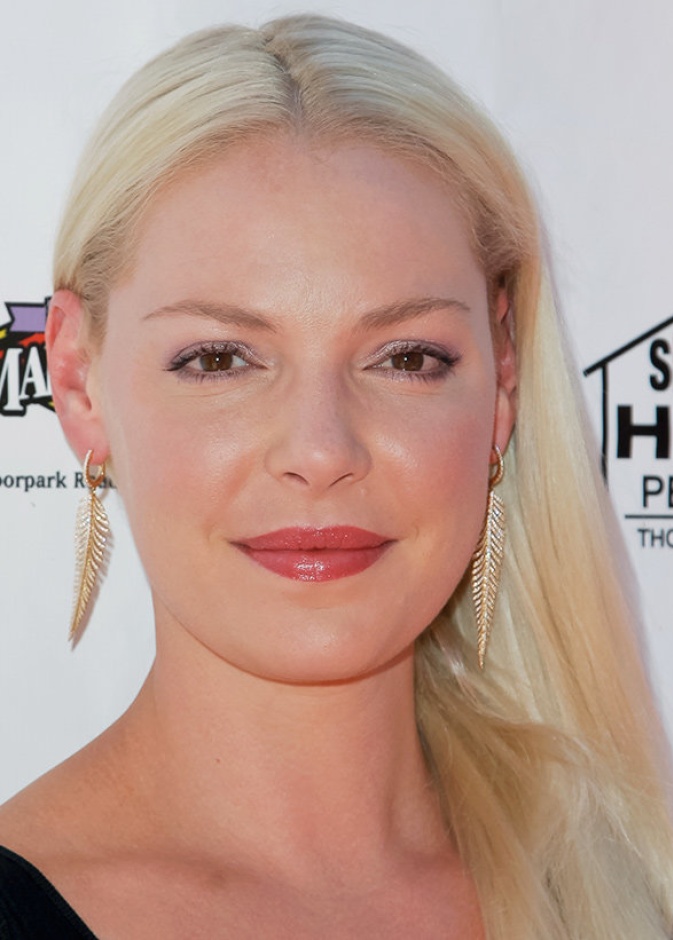 كاثرين هيغل ترتدي أقراط ماس أنيقة