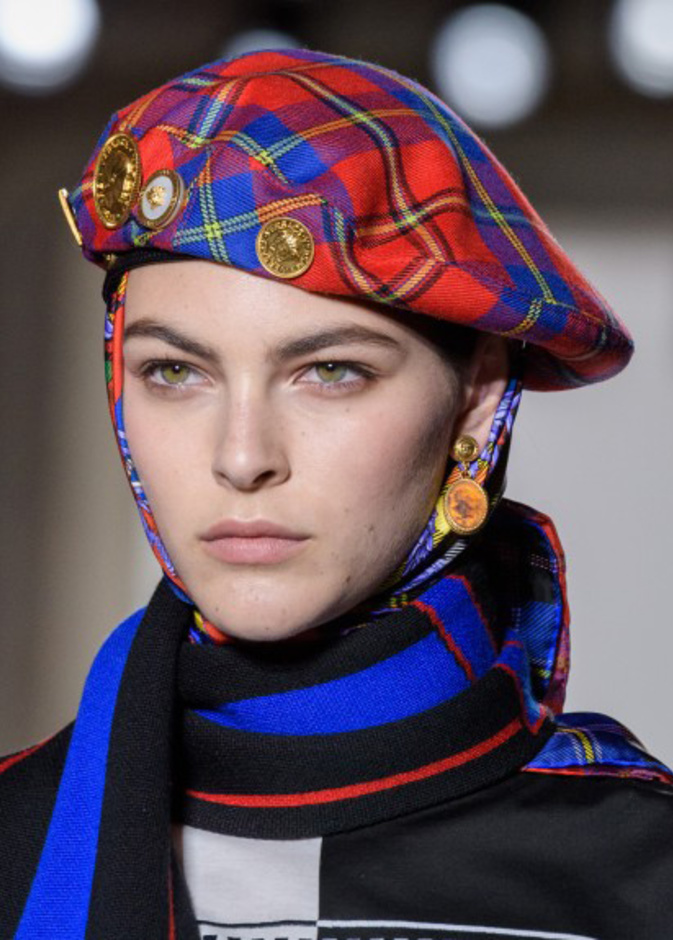  أكسسوارات قبعات البيريه ‏مع مربعات الكارو من Versace