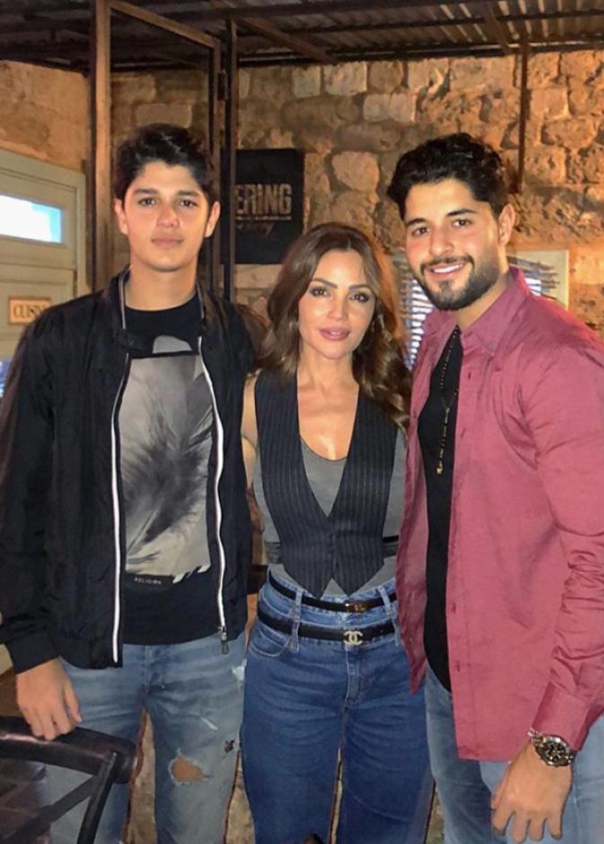 خالد ابن الفنان راغب علامة ينشر صورة مع شقيقه لؤي ووالدتهما جيهان ويشبهها بالأخت! 
