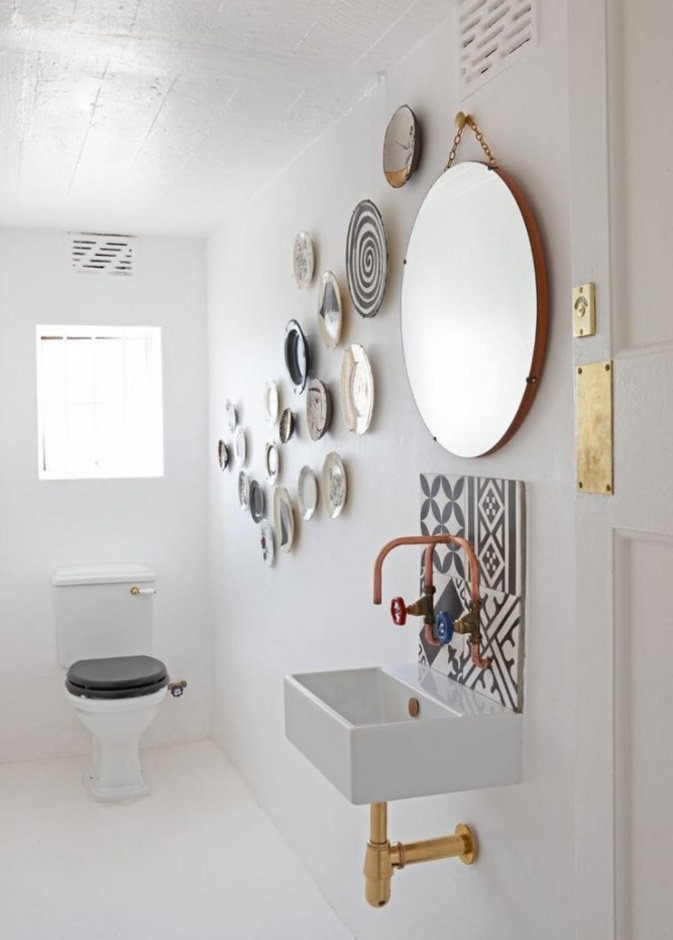 ديكور جدار يجعل من حمامك البسيط جذابا وملفتا