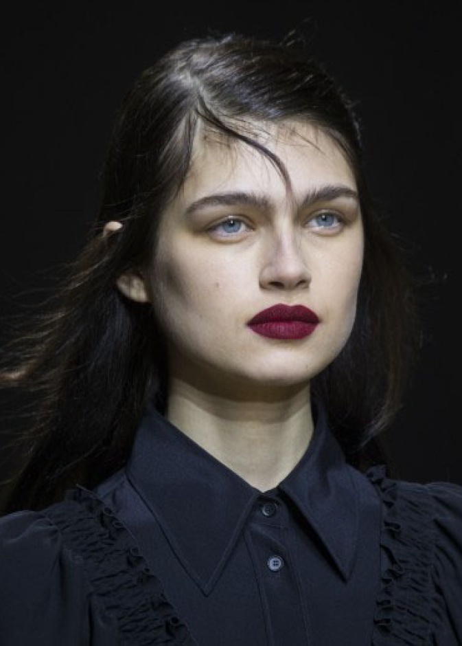 أحمر شفاه أزرق على خطى عارضات ‏Self-Portrait