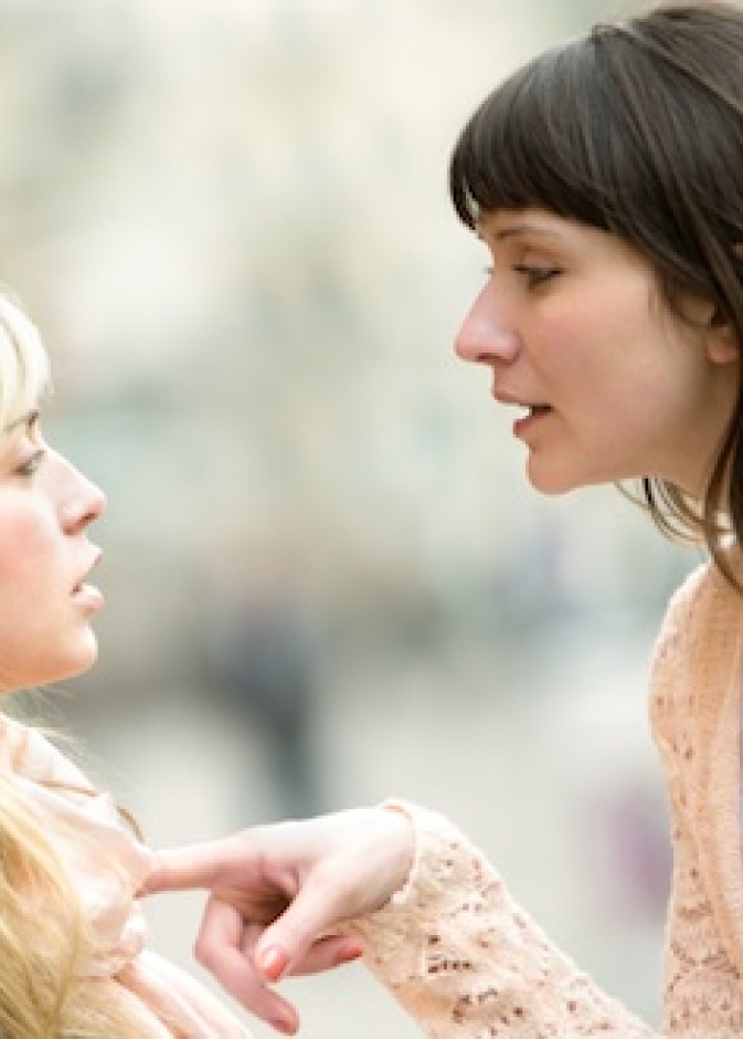 علامات تدل على غيرة المرأة من صديقتها