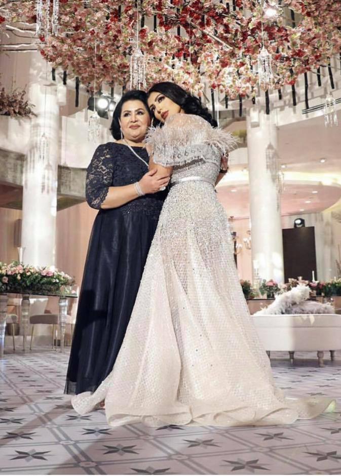 دانا الطويريش في أحضان والدتها خلال زفافها بالأمس في الكويت
