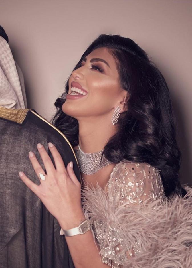 الريش زين فستان دانا من الجزء العلو وعند الأكمام