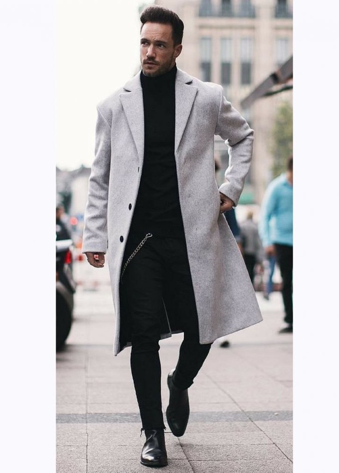 اطلالة شتوية فاخرة بالمعطف الرمادي المزيّن بالفرو مع لمسة شبابية بالنظارات