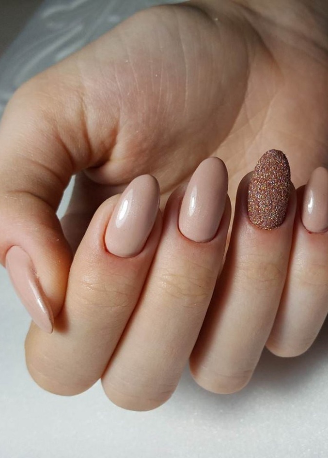 اختاري رسمة مفرغة على أظفرك الغير ملون