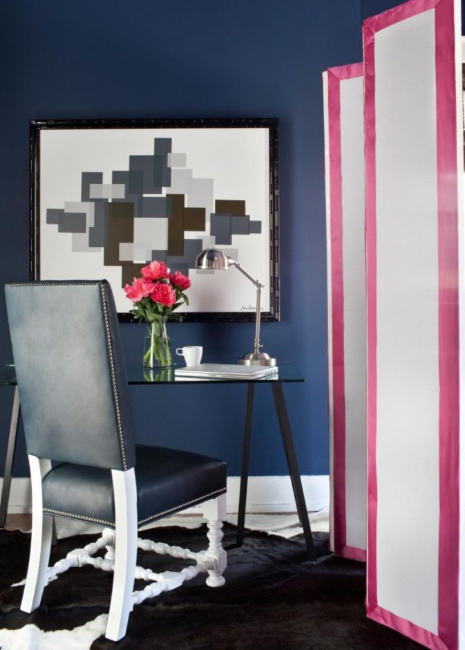 مكتب بسيط في شرفة المنزل