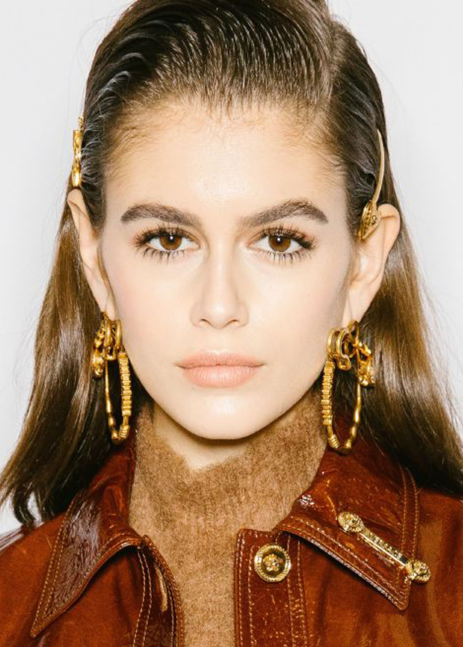 مكياج برونزي ساحر في عرض فرساتشي ‏Versace