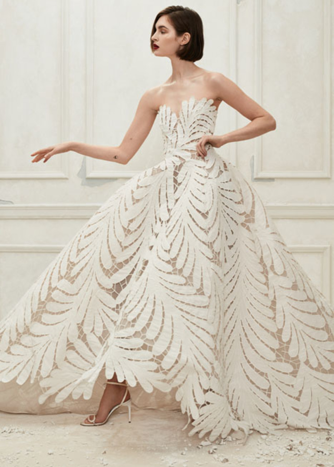  Oscar de la Renta تبدأ اليوم بعرض مجموعتها الفاخرة من فساتين الزفاف والأزياء الجاهزة