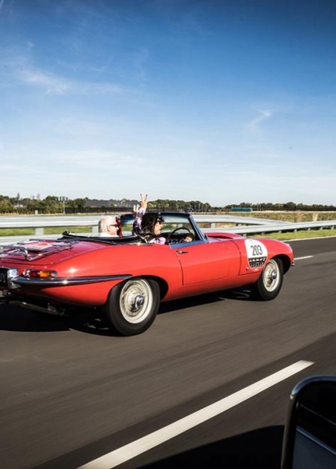 احرصي على القيام ببحث جيد بشأن المواصفات المميزة لنوع السيارة الكلاسيكية التي ترغبين في شرائها