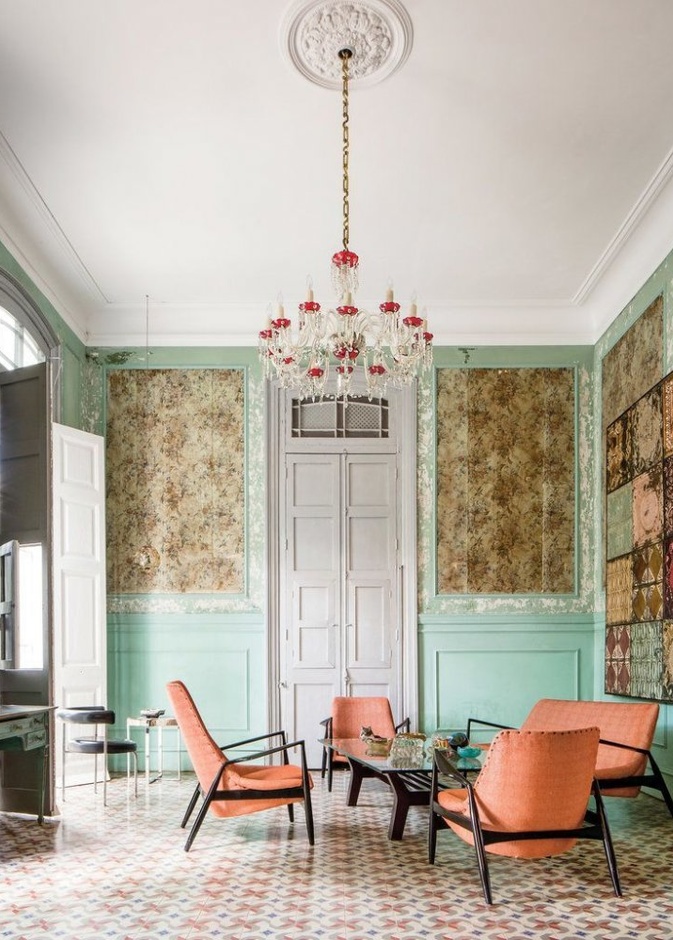 الكنب الجلي القديم يبرز جمال الأسلوب الفينتاج في ديكورات غرف المعيشة.