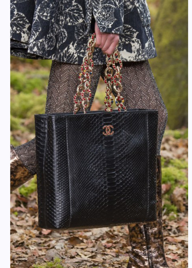 الفرو الأخضر في شنط شانيل Chanel