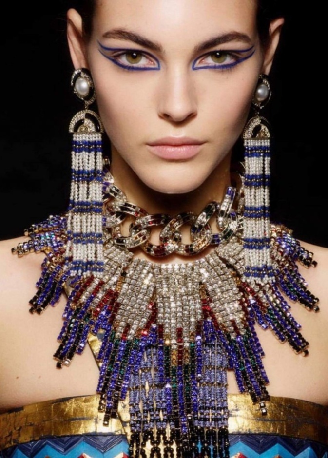 رسمات عيون جريئة وتسريحات شعر مبللة في عرض شانيل