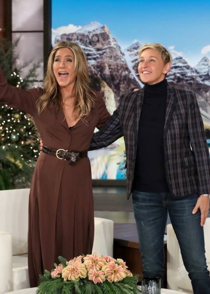 صورة طريفة لجنيفير أنيستون خلال استضافتها في برنامج "ELLEN" 