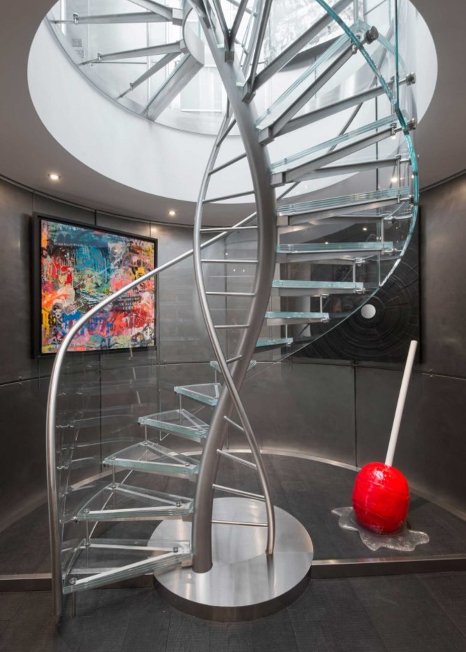 أناقة اللون الرصاصي وجمال الخطوط الانسيابي في تصميم الدرج الدائري