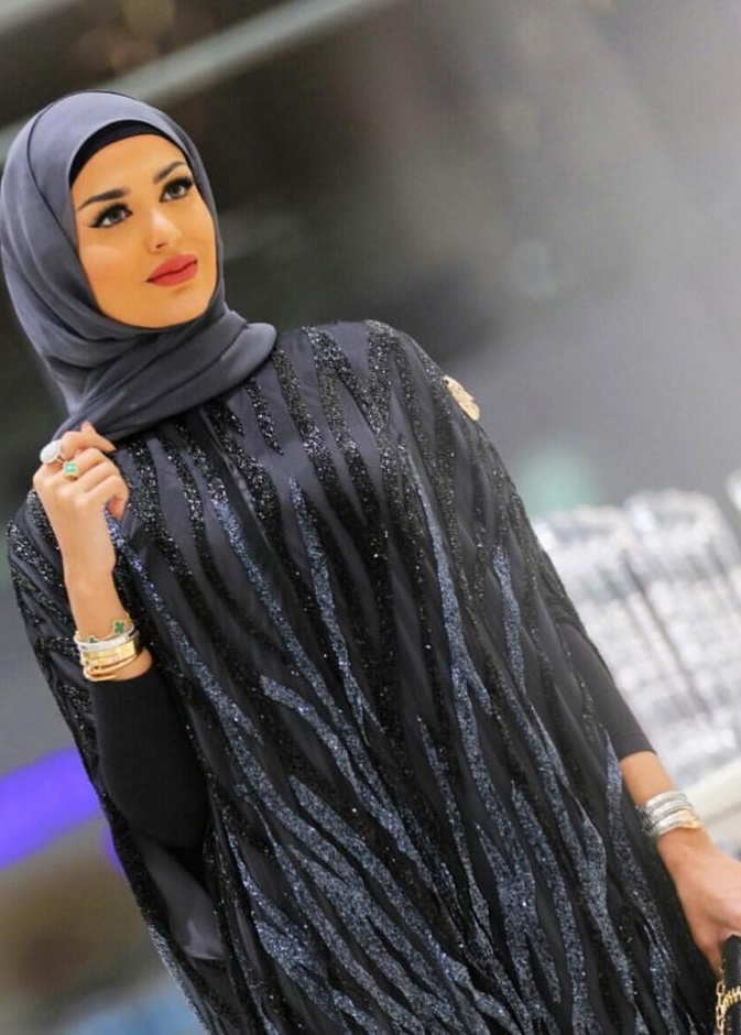 السكارف الأسود للمحجبات مع البنطلون الرياضي بأسلوب مدونة الموضة زينب حمود