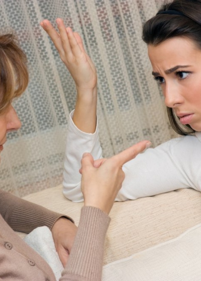 كيف تتعامل الزوجة مع غيرة حماتها على زوجها