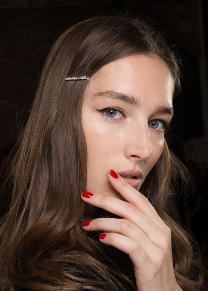 ألوان مناكير باللون الأسود بأسلوب عصري على خطى عارضات Self-Portrait