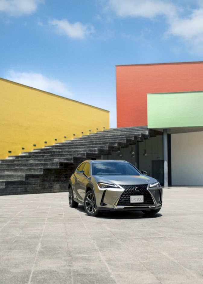 لكزس UX200 الجديدة