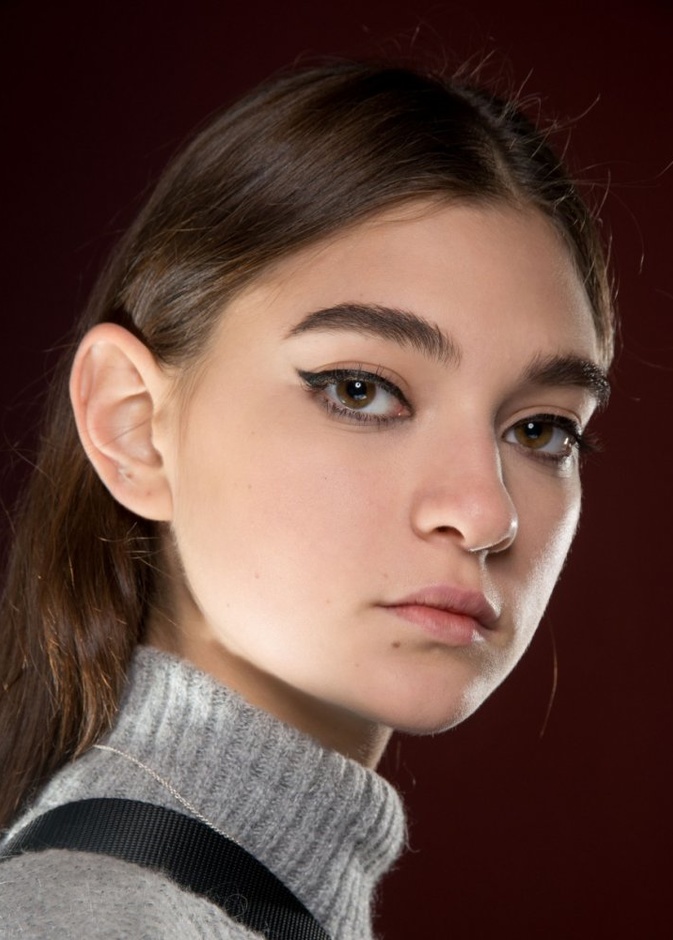 رسمات حواجب كثيفة وسوداء من Negris Lebrum