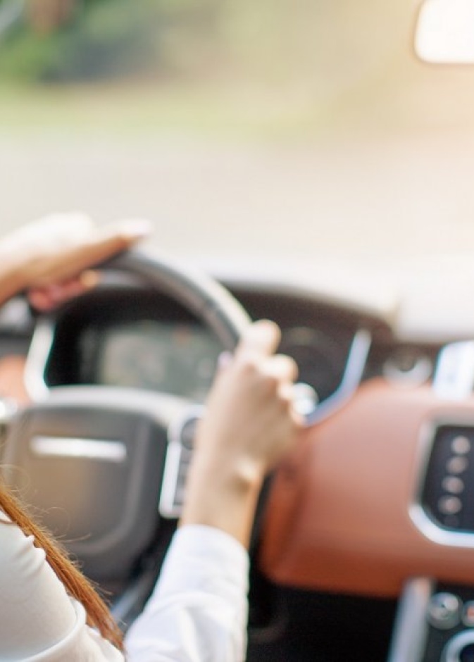 وضع مساحيق التجميل اثناء القيادة.