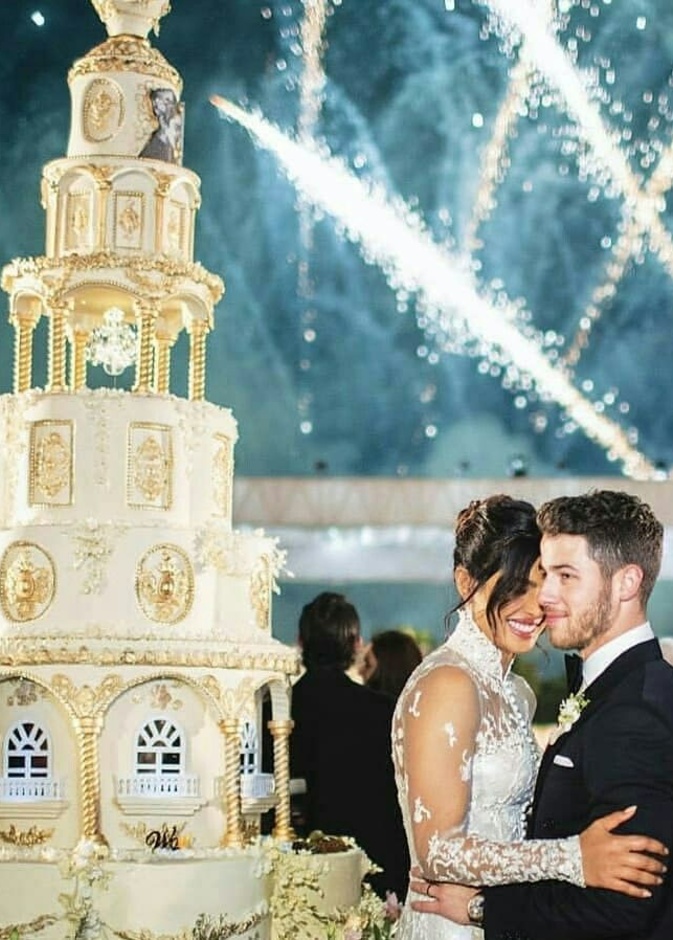 كعكة الزفاف تميزت بتصميمها المستوحى من مكان الحفل الفاخر