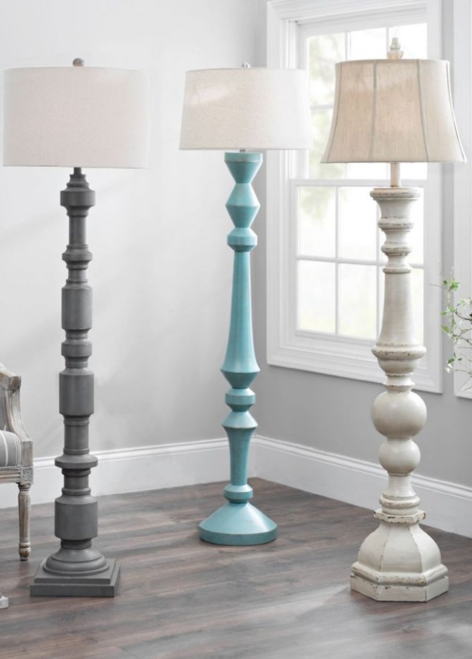 إنارة جدار غرفة المعيشة يبرز جمال القطع الفنية