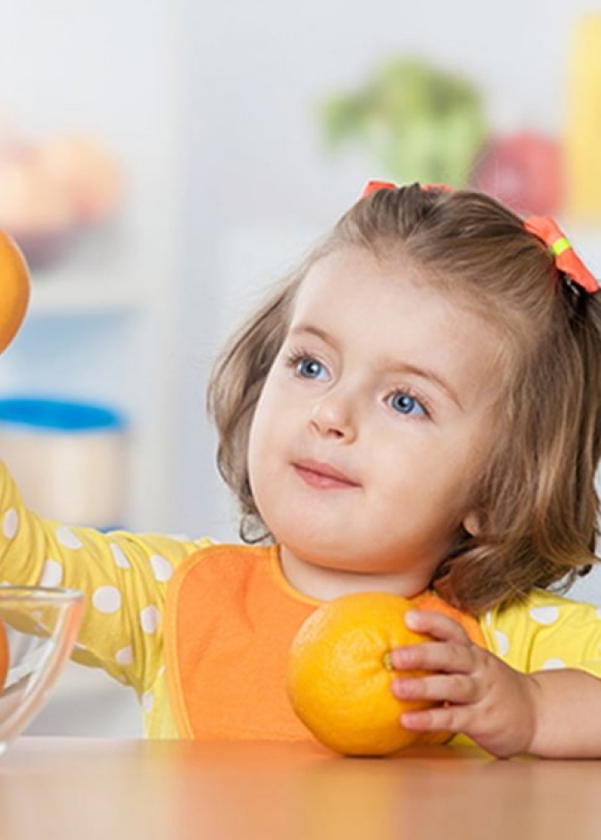 حيل تساعد وتشجع الطفل على تناول الفاكهة
