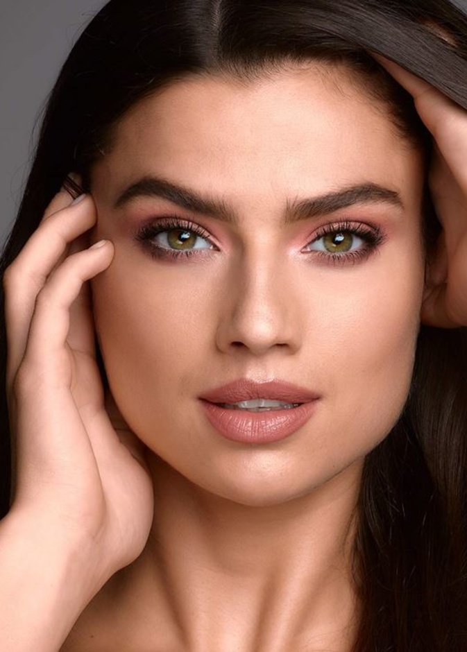 إعتمدي شفاه باللون الأحمر لتكوني ساحرة وفاتنة للمناسبات الليلية