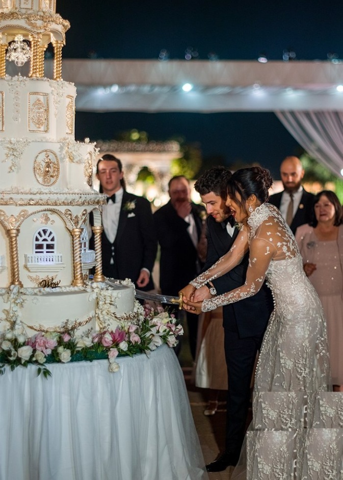 الأمير هاري وميغان ماركل داخل العربة التي جالا فيها في شوارع وندسور