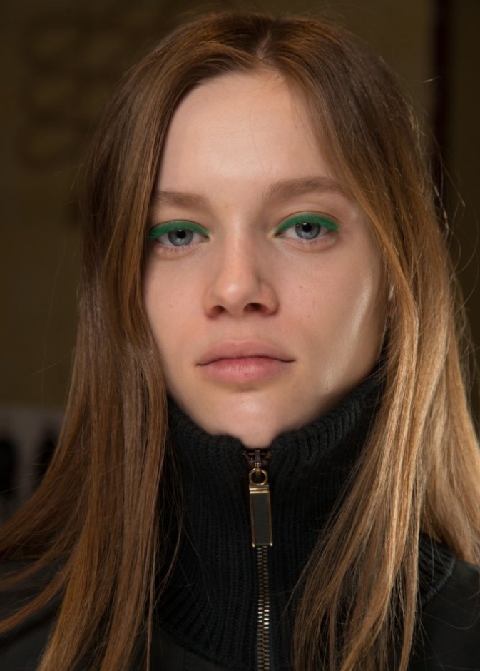 الآيلاينر الازرق الداكن داخل العينين بأسلوب مكياج Elie Saab