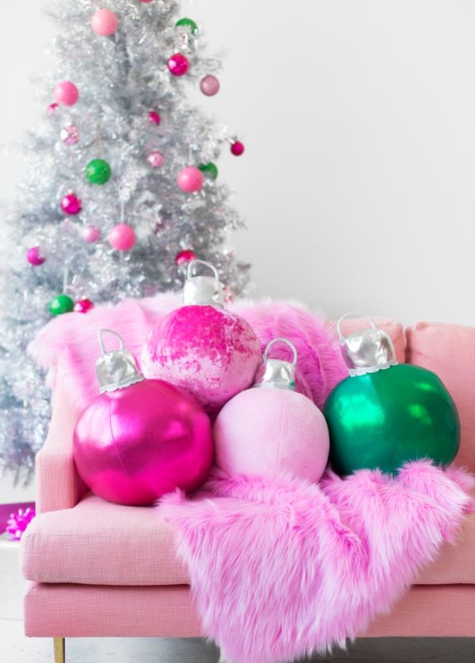  ‎⁨اكسسوارات مضيئة للزينة في مناسبات نهاية العام 