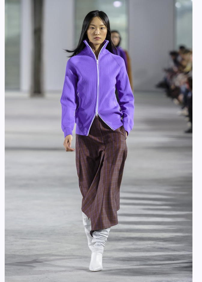 احدث الوان ازياء الشتاء الكاجوال باللون الأصفر من Bottega Veneta