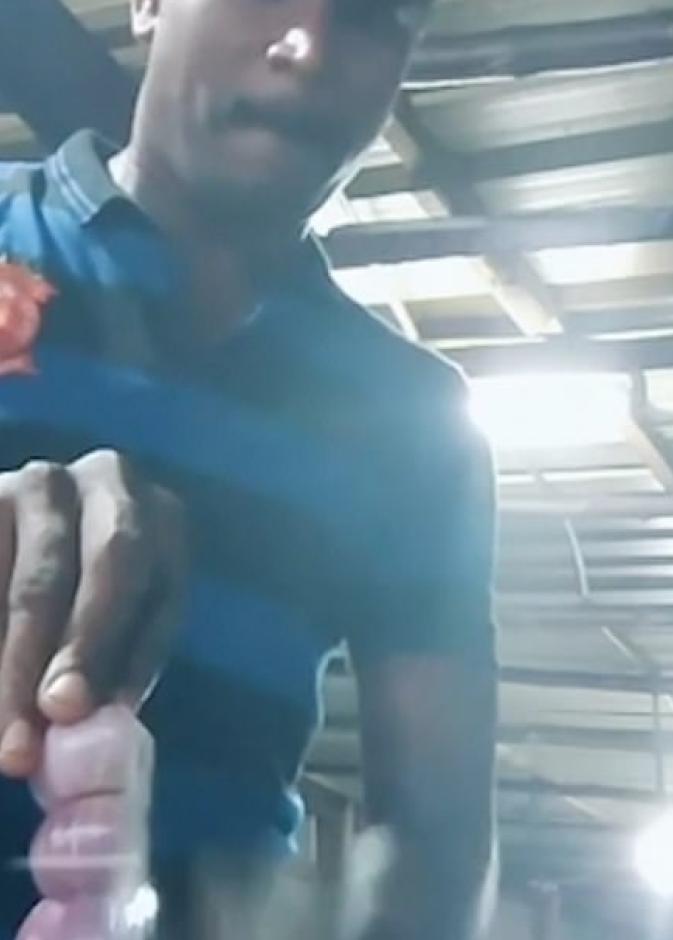 طاهي هندي ماهر في تقطيع البصل