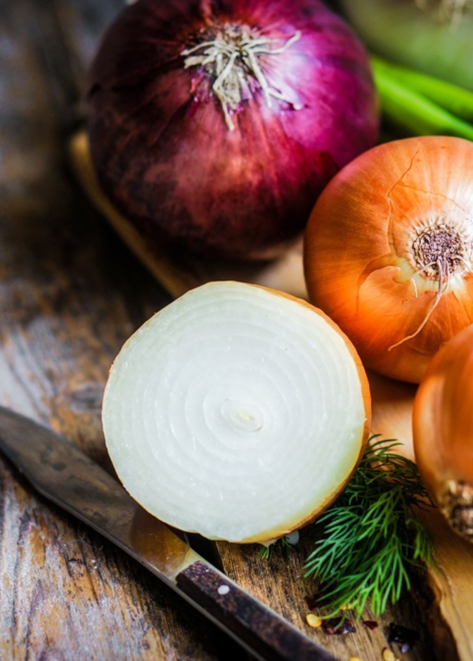 الطريقة الصحيحة لتخزين البصل بكل انواعه