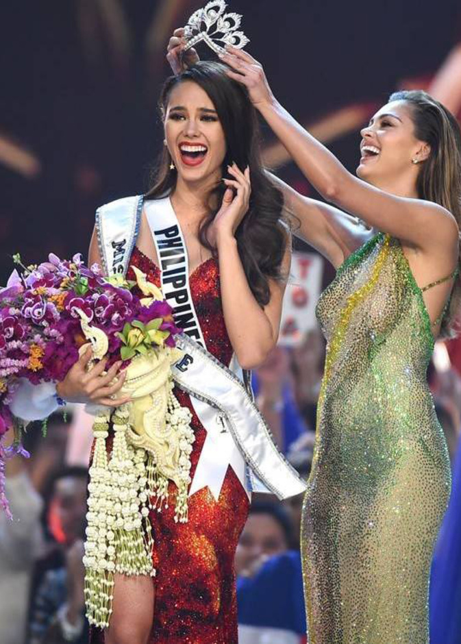 لحظة تتويج الفلبينية كاتريونا غراي بلقب ملكة جمال الكون لعام 2018
