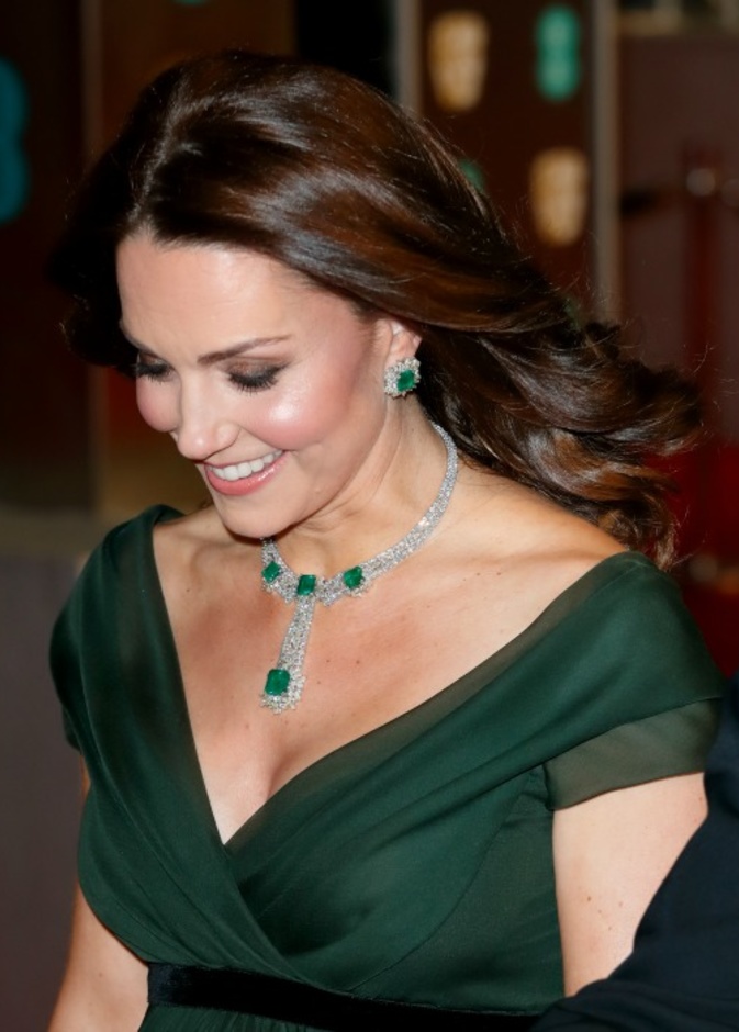 كيت ميدلتون ترتدي أقراط الأحجار الكريمة.