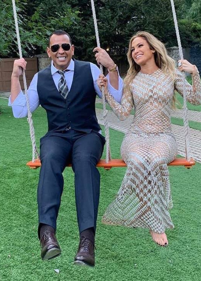 يبدو أن حيوية جينيفر لوبيز تعيد صديقها أليكس لمرحلة الطفولة