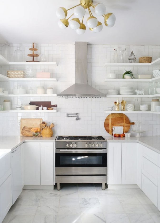 ديكور مطبخ صغير يبرز جمال اللون الأبيض مع الجدار الحجري