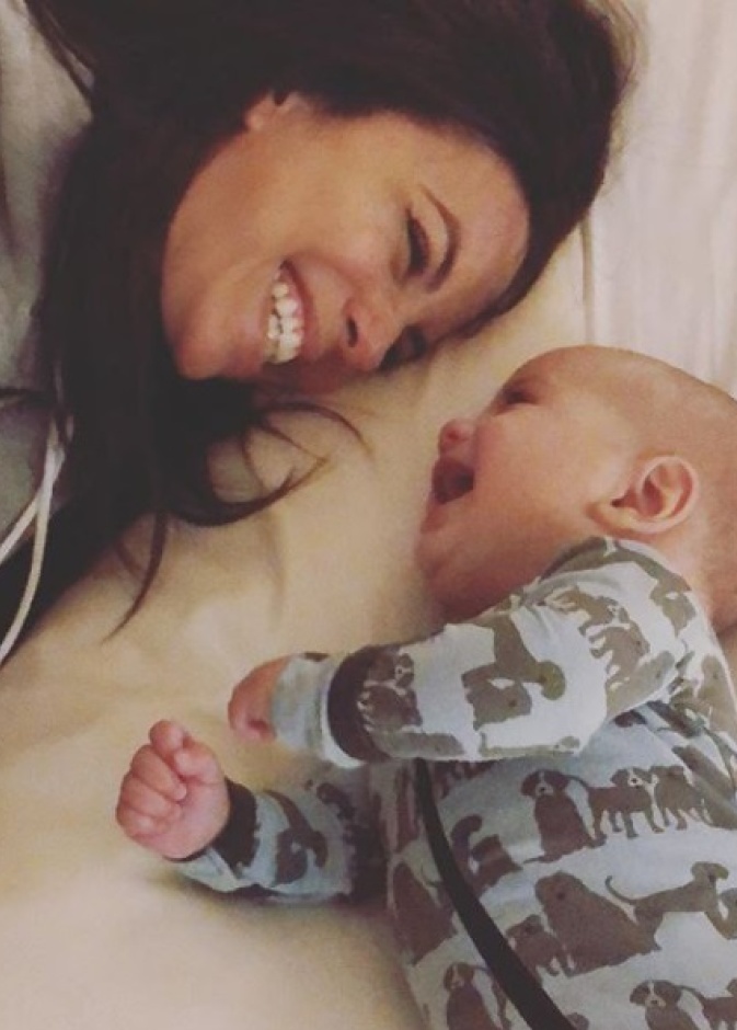 إيفا لونغوريا تشارك متابعيها صورة ظريفة مع ابنها سانتياغو بمناسبة بلوغه الشهر السادس 