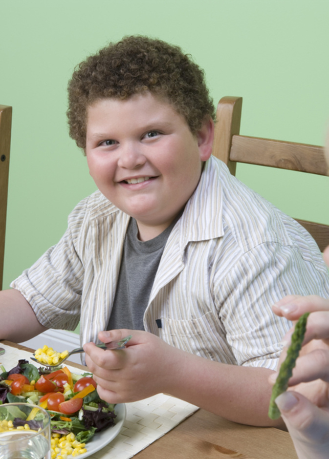 كيف تتناقش الأم مع ابنها عن السمنة إذا كان يعاني منها