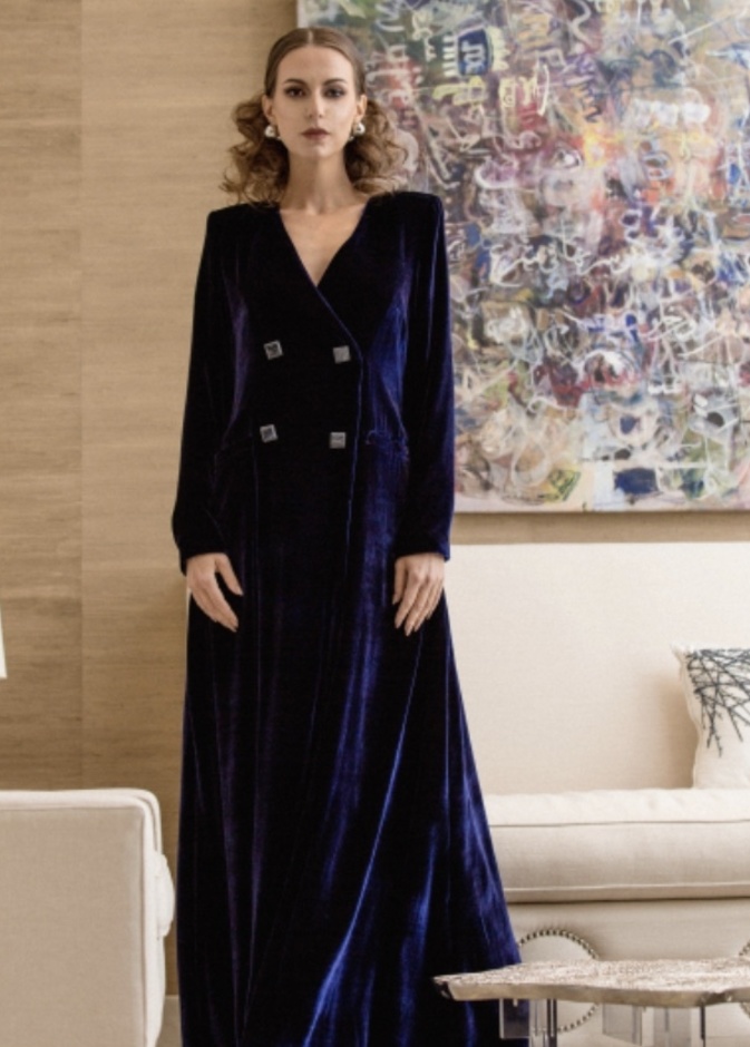 إطلالة أنيقة ومميزة بجمبسوت باستيلي مخمل